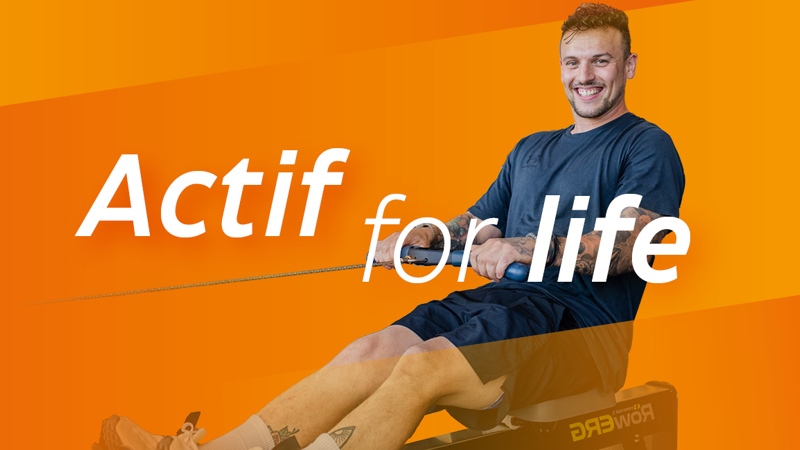 Actif am oes ar ben dyn yn rhwyfo