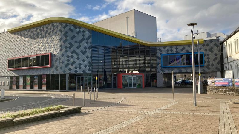 tu allan Theatr Y Ffwrnes