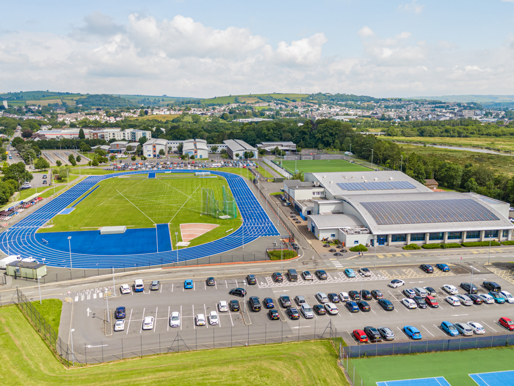 tu allan Canolfan Hamdden Caerfyrddin